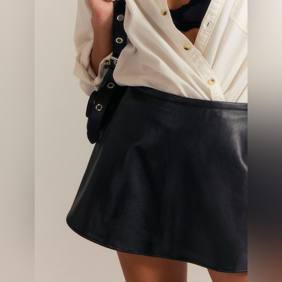 Paradise Found Vegan Skort NWOT black - Picture 2 of 3